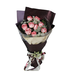 鲜花/岁月静好:9枝戴安娜玫瑰。 配材：尤加利，蕾丝、绿叶间插
花