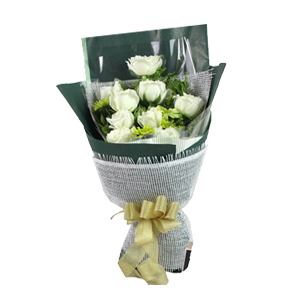 鲜花/脉脉含情:9枝白玫瑰。
包 装:白色草编、玻璃纸内衬，高档深