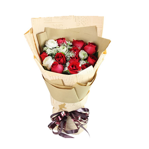 鲜花/丝丝动情:11枝红玫瑰，4枝白色洋牡丹。
包 装:牛皮纸和香