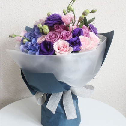 鲜花/贵人:9枝紫色玫瑰，9枝戴安娜粉色玫瑰，绣球花和桔梗搭配间