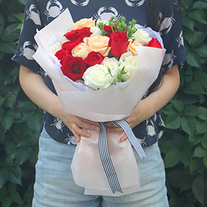 鲜花/我的女神:红玫瑰9枝，白玫瑰8枝，香槟玫瑰4枝，青梅间插
花