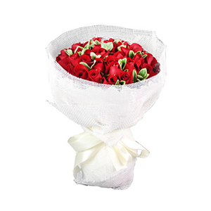 鲜花/温暖相伴:33枝红玫瑰 配材：黄杨叶间插
花 语:温暖相伴，