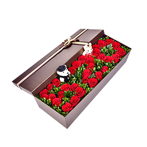 鲜花/520浪漫礼盒:33朵玫瑰加礼盒+绿叶+两个小熊
花 语:深深爱着
