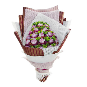 鲜花/浓情蜜意:22枝紫玫瑰单独包装
包 装:白色纱网围边，多层白