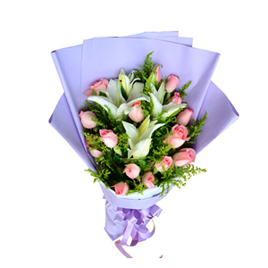 鲜花/念你:16枝粉玫瑰，2枝多头香水百合
包 装:紫色皱纹纸