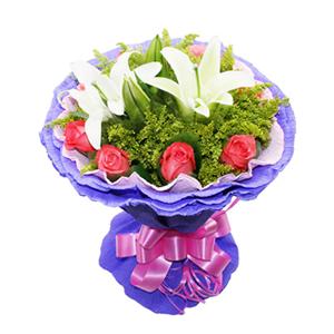 鲜花/妈妈最美:8枝粉玫瑰，两枝白百合
包 装:粉色紫色卷边纸外围