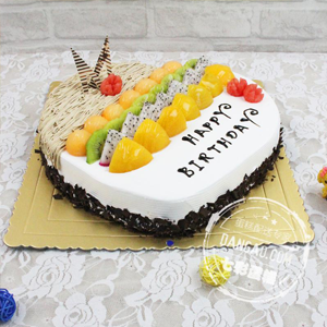 蛋糕/美好祝愿: 心形水果蛋糕，水果艺术装饰，巧克力碎屑围边
