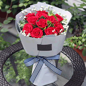 鲜花/永远爱你:11枝红玫瑰+满天星点缀
花 语:难忘初次见你的心