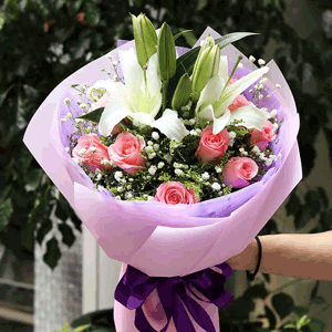 鲜花/平安喜乐:11朵粉玫瑰两支百合 满天星配材
花 语:花朵，承