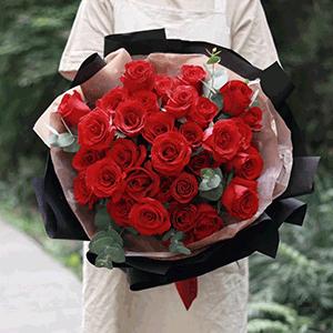 鲜花/只给你宠爱:29枝红玫瑰
花 语:红衣佳人白衣友，朝与同歌暮同