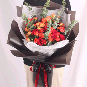 鲜花/热烈:33红玫瑰+橘色蔷薇
花 语:留连戏蝶时时舞，自在